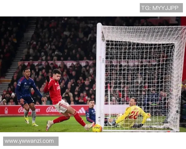 世界杯激战：那不勒斯与阿森纳2比2平局引发争议判罚全场沸腾